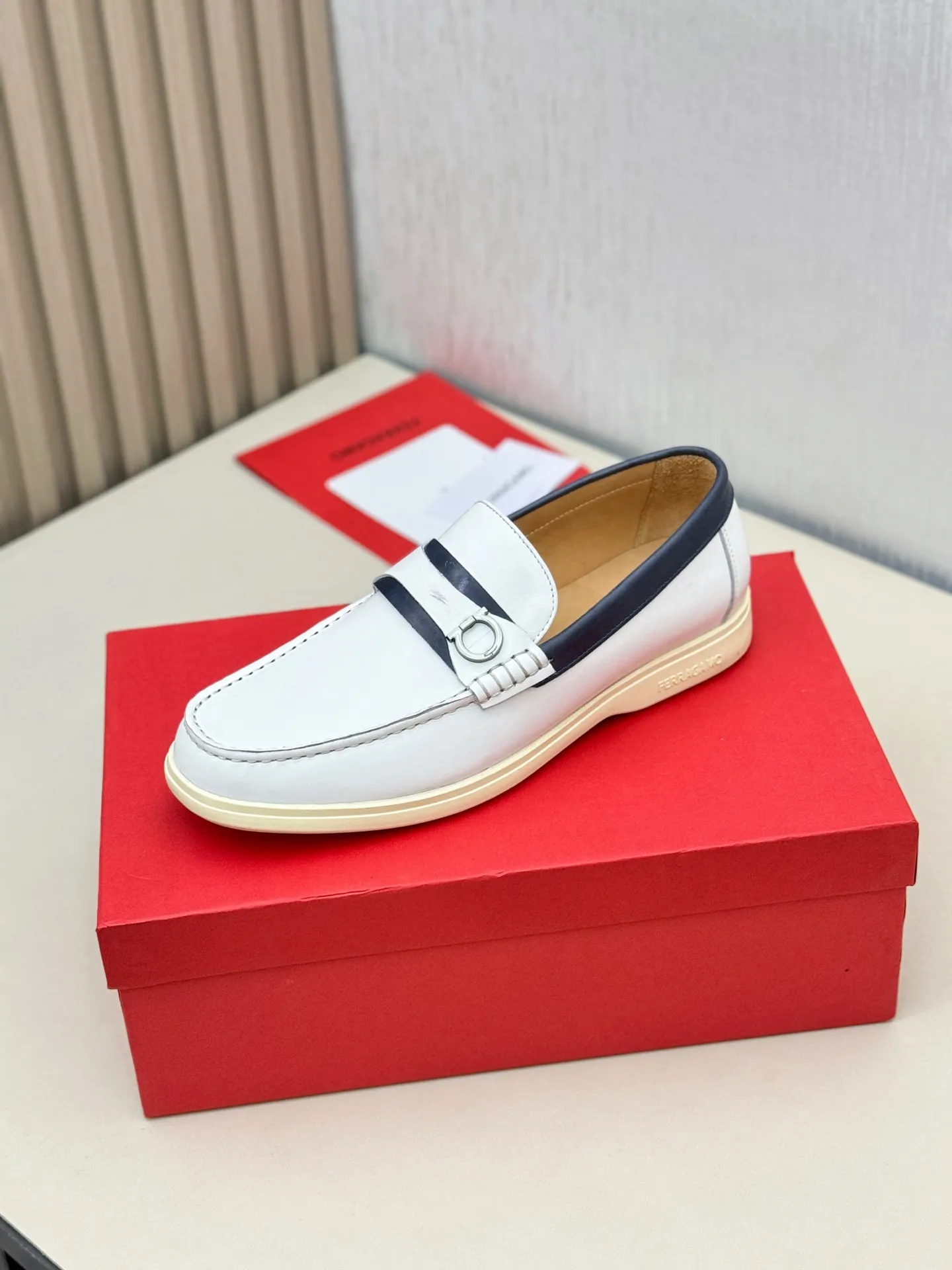 [Ferragamo] P: 580💰 Number of yards: 38~44 (45 orders are non-returnable) Ferragam's new men's driving shoes, the fabric is made of imported cowhide, with visible texture, heavy industrial stitching, dyed calfskin inside, standard logo cowhide feet, big-name experience, soft and comfortable on the feet, a men's favorite, special non-slip and wear-resistant rubber soles, easy to handle various occasions, with original box packaging!